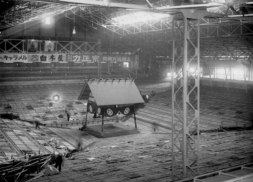建設中の旧蔵前国技館
Kuramae Kokugikan under construction