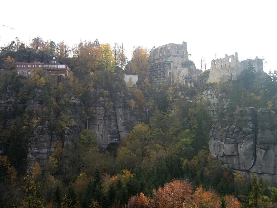 Das Kloster auf dem Oybin im de:Zittauer Gebirge