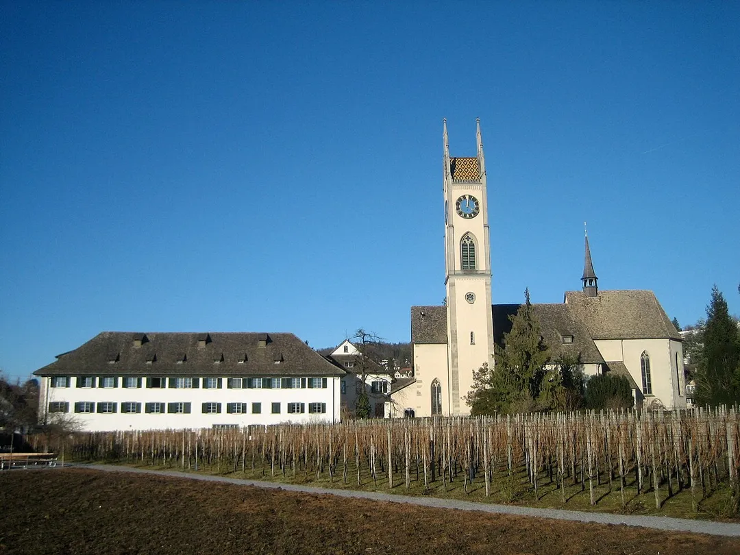 Kirche Küsnacht, links Hauptgebäude der Kantonsschule