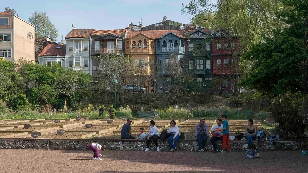 Kuzguncuk Bostanı (market garden)


Object location41° 02′ 05.12″ N, 29° 01′ 53.91″ E View this and other nearby images on: OpenStreetMap 41.034755;   29.031641