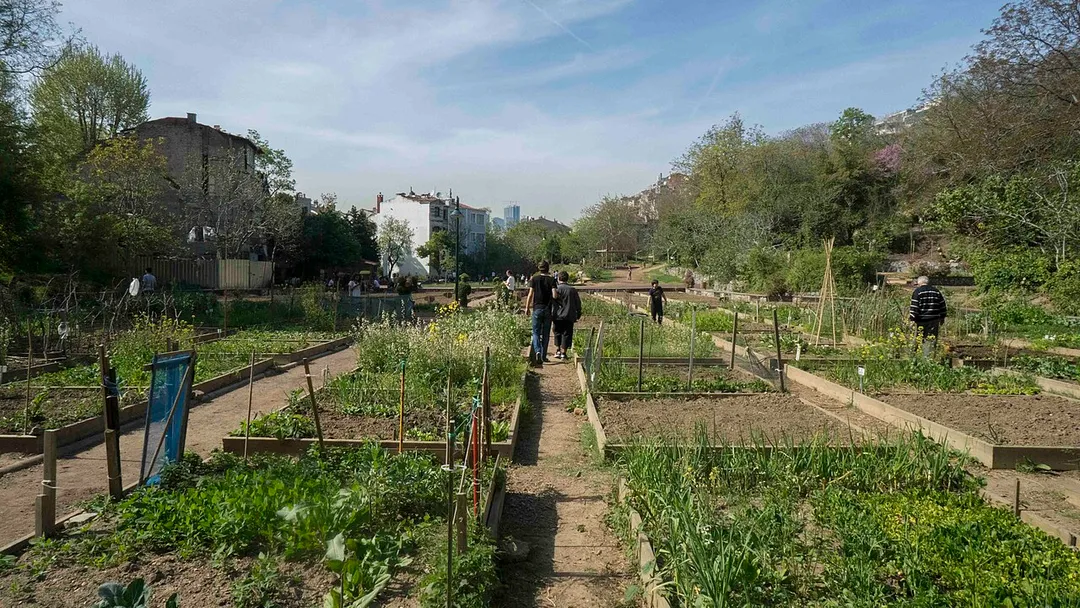 Kuzguncuk Bostanı (market garden)


Object location41° 02′ 02.59″ N, 29° 01′ 54.13″ E View this and other nearby images on: OpenStreetMap 41.034054;   29.031703