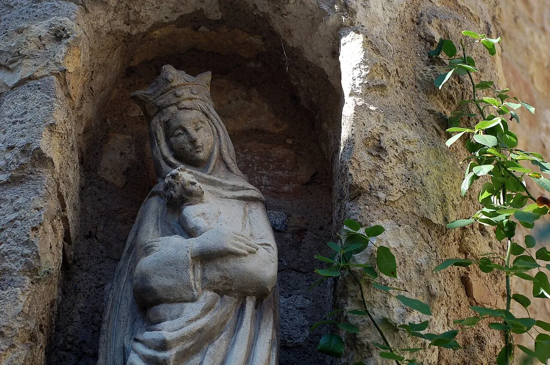 Gros plan : statue de Vierge - La Capelette Saint-Jacques