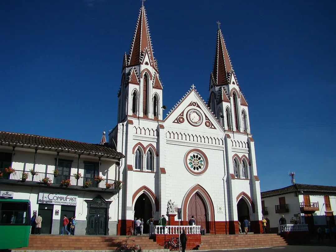 Basílica Menor de Nuestra Señora del Carmen en el municipio de La Ceja, Antioquia, Colombia.