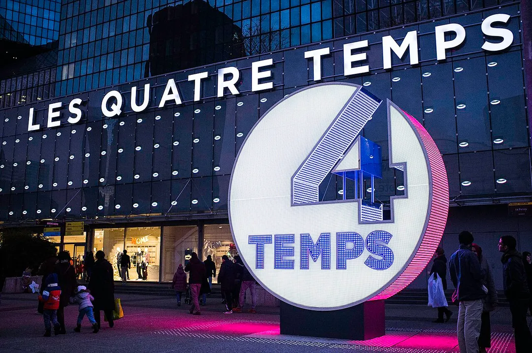 L'entrance du centre commercial "Les Quatre Temps", la Défense