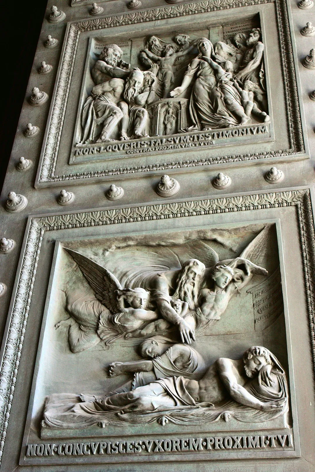 Église de la Madeleine, Paris. Détail des bas-reliefs de la porte de bronze représentant les commandements du Décalogue.