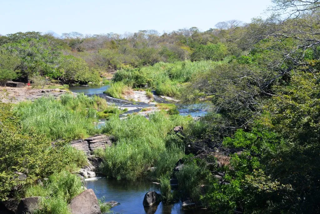El Río Tamarindo desde la Carretera Vieja a León. El río es la frontera entre los municipos Nagarote, al la derecha, y La Paz Centro, an la isquierda.