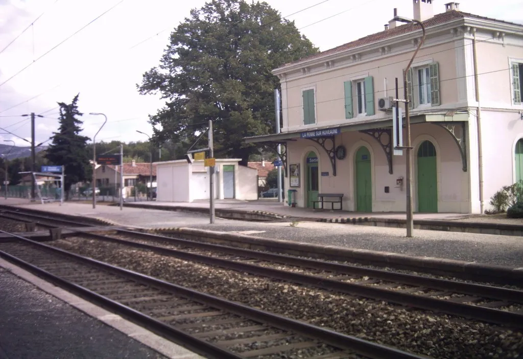 Gare de la Penne-sur-Huveaune (Bouches-du-Rhône), vue générale (bâtiment, voies et quais)