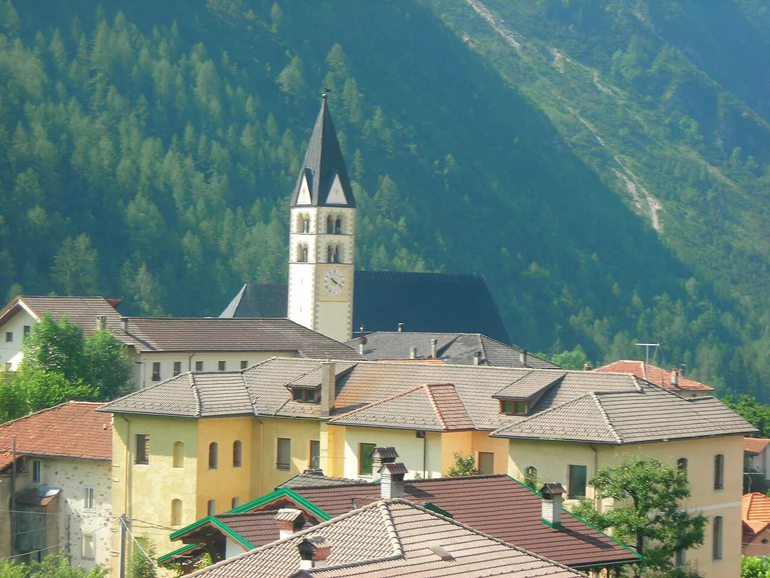 Vista del centro di La Valle dalle rive sopra il Missiaga.