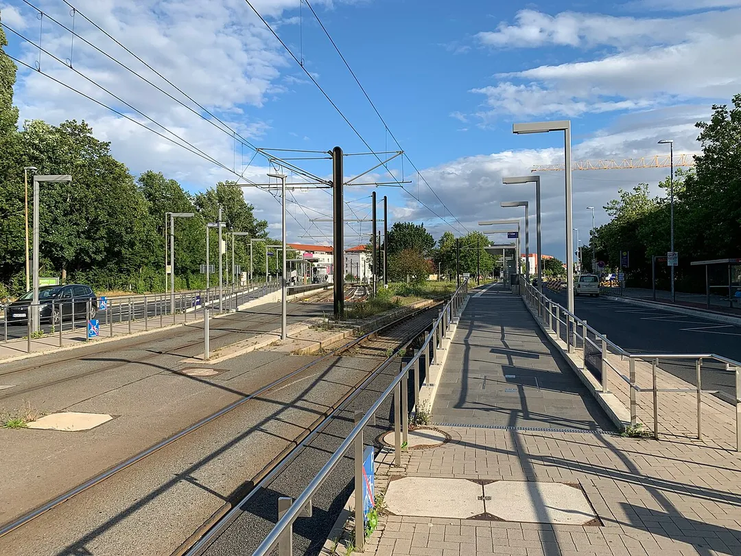 Blick von Norden auf die Stadtbahnhaltestelle Laatzen in Laatzen
