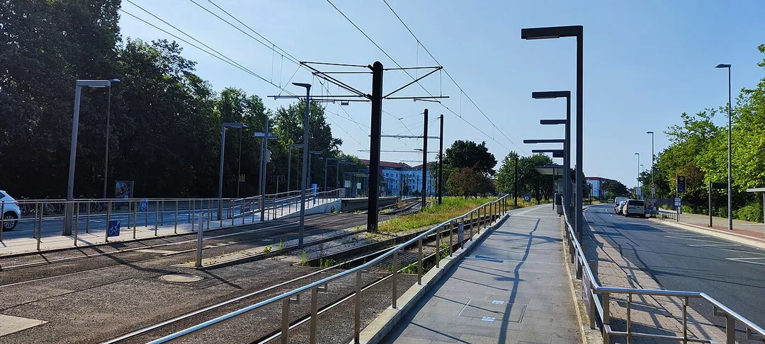 Stadtbahn Hannover, 
Haltestelle: Laatzen, 
Linie 1, 
In der Hauptverkehrszeit fährt jeder zweite Zug weiter nach Sarstedt. Die anderen Züge wenden hier in einer weiträumigen Schleife zwischen den beiden Richtungsspuren der Erich-Panitz-Straße, die hier etwa 50m auseinander liegen. Bei einigen Zügen Richtung Sarstedt wird ein Zugteil hier abgehängt, wendet und fährt zurück stadteinwärts. 
Links: Bahnsteig Richtung stadteinwärts, rechts: Bahnsteig Richtung Sarstedt, 

Taken on 9 July 2023