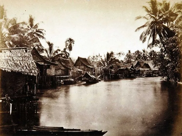 Foto. Gezicht op Laboehandeli langs de Deli-rivier. View of Labuan Deli on the Deli river, Deli, Sumatra