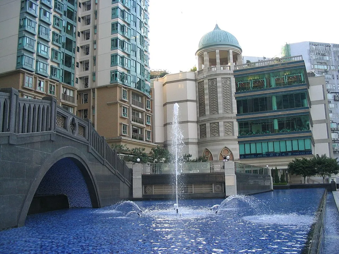 海逸豪園第八座（左）及漁人碼頭商場 Tower 8 (left) &amp; Fisherman's Wharf, Laguna Verde