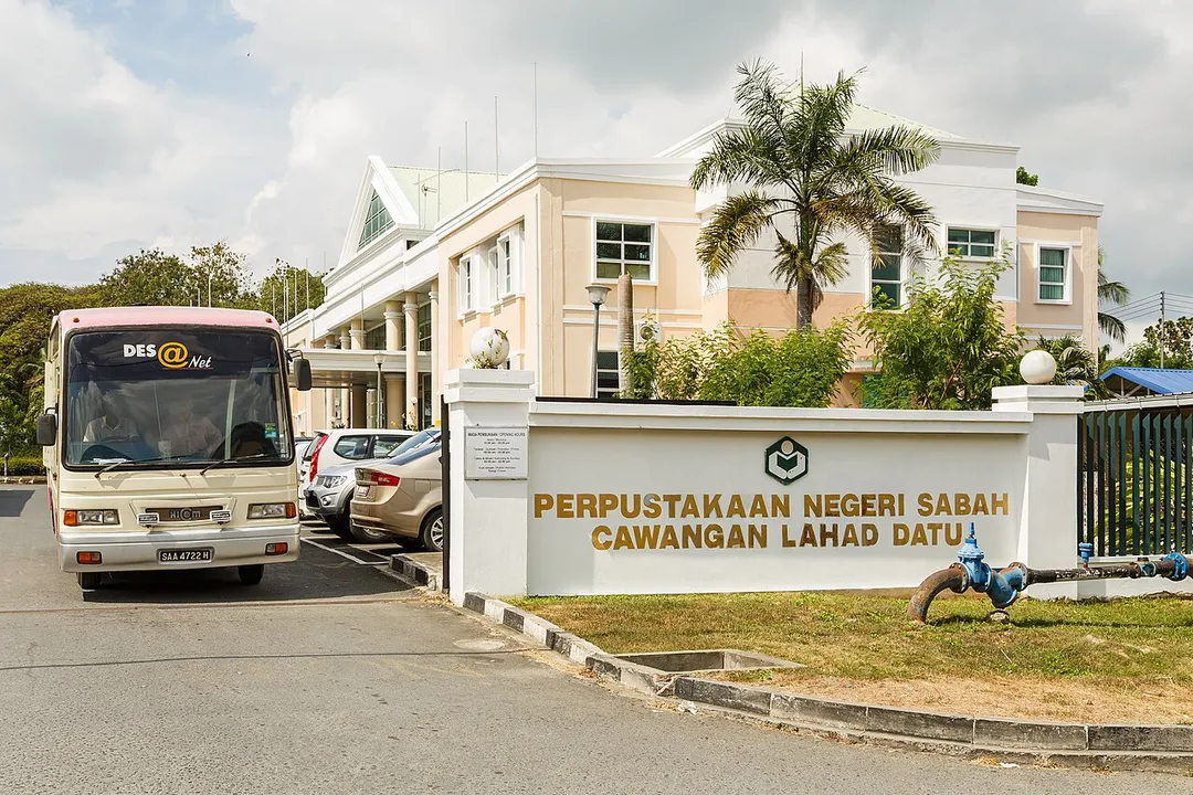 Lahad Datu, Sabah: The library bus of Perpustakaan Negeri Sabah Lahad Datu (Lahad Datu Branch of Sabah State Library), bringing books and internet access to remote villages in Lahad Datu district.