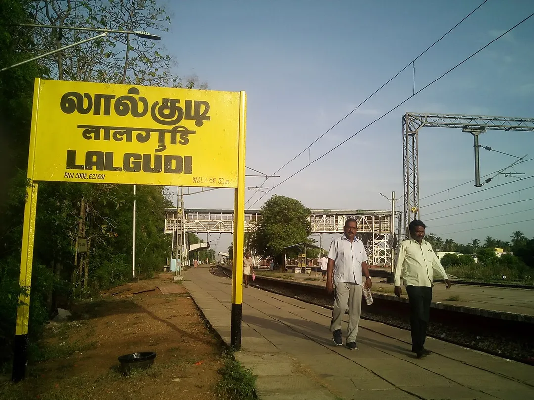 இலால்குடி ரயில் நிலையத்தின் நடைமேடை .. .
