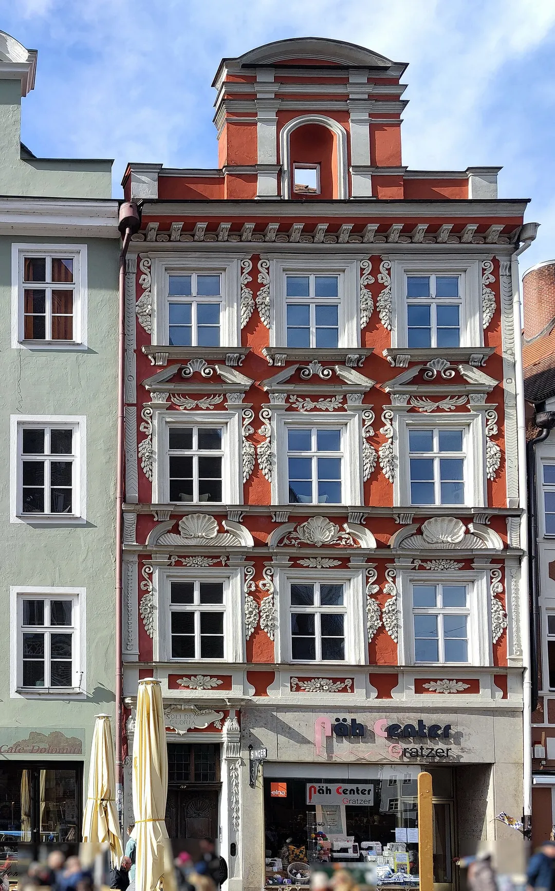 Viergeschossig mit Blendgiebel, Walmdach und reich stuckierter barocker Fassade, 1. Hälfte 18. Jahrhundert