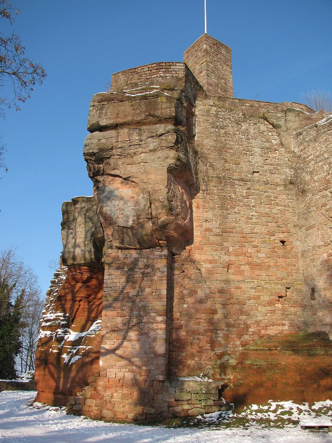 Southwestern end of the castle rock of Nanstein Castle near Landshut/Rhineland-Palatinate. The red sandstone ridge is 50 meters long and 15 meters high, partly clad in masonry. It forms the old core of the castle. Its plateau is equipped with parapet walls; the original buildings (apart from a small observation tower) have disappeared.