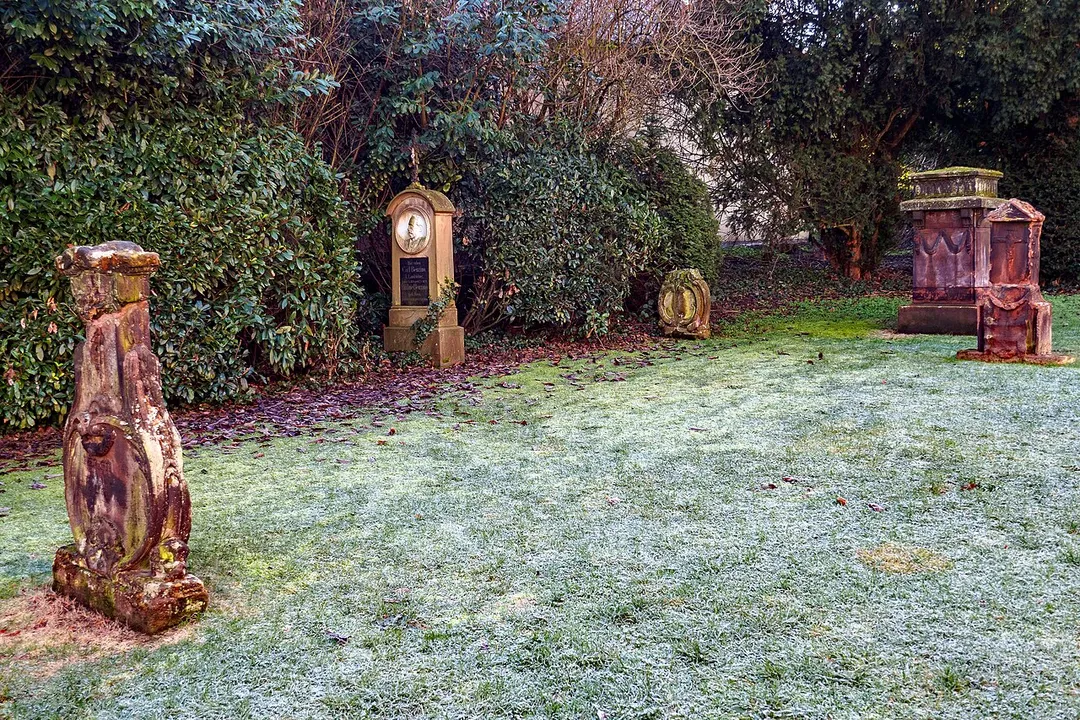 Grabsteine des 18. und 19. Jahrhunderts auf dem alten Friedhof südlich der Alten Kapelle in Landstuhl