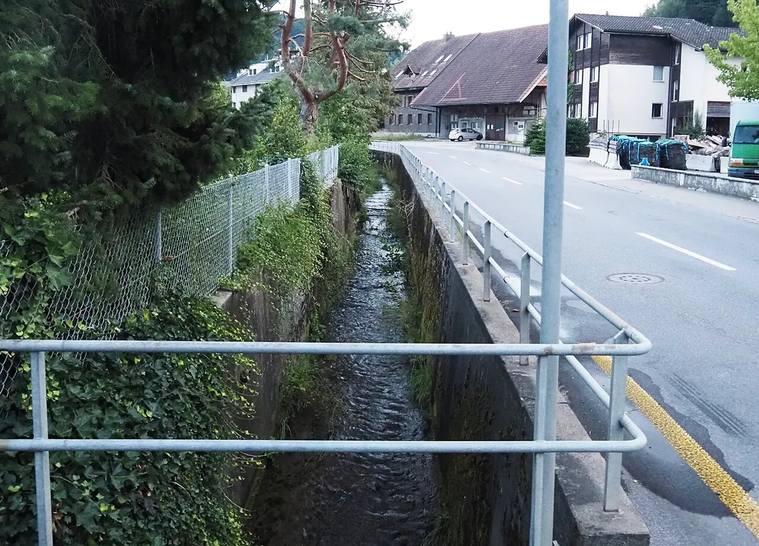 Huebbach im Dorfzentrum von Langnau bei Reiden, Kanton Luzern