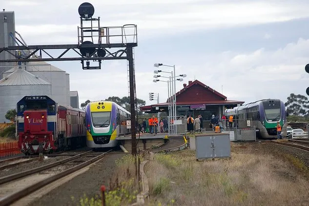 Lara Station with V/Locity locomotives on each platform and a P-Class locomotive with N-Class carriages on left track.