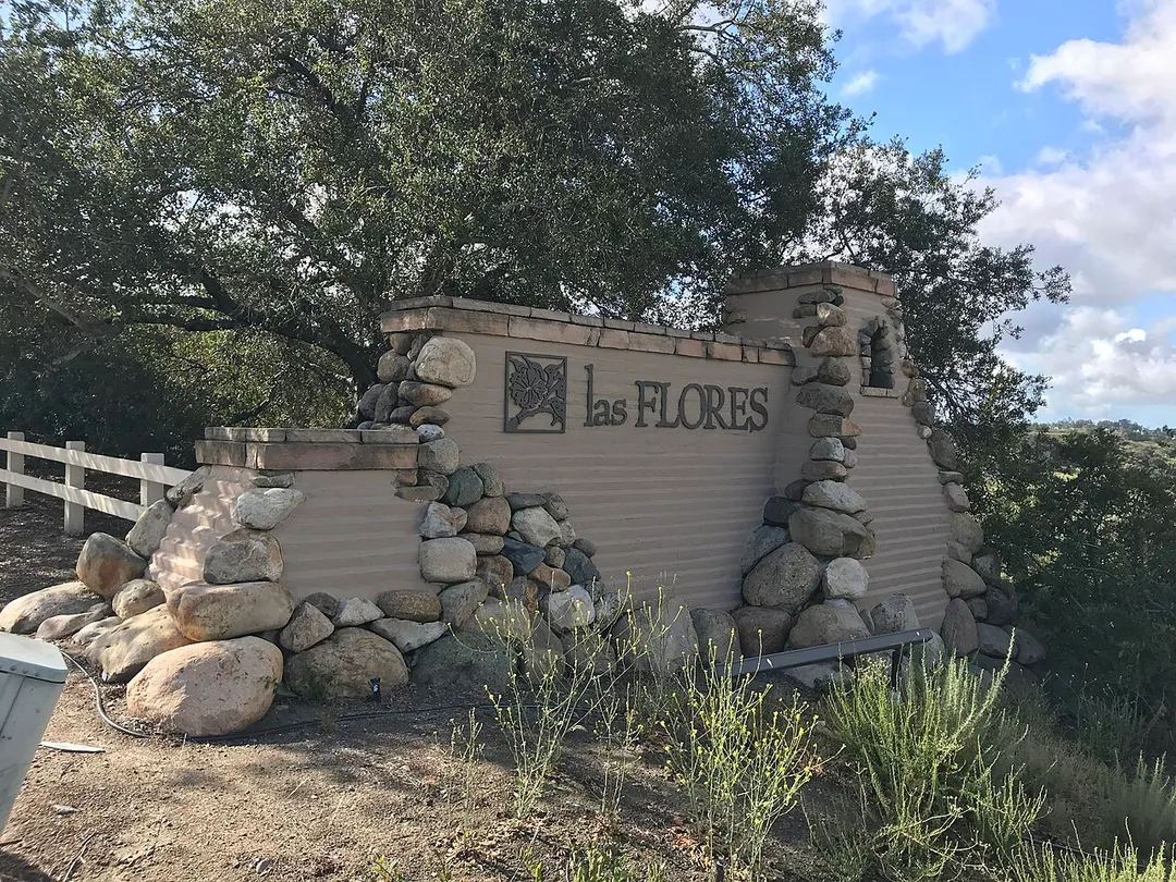 Image of the entrance sign into Las Flores, California from Oso Parkway in Mission Viejo.