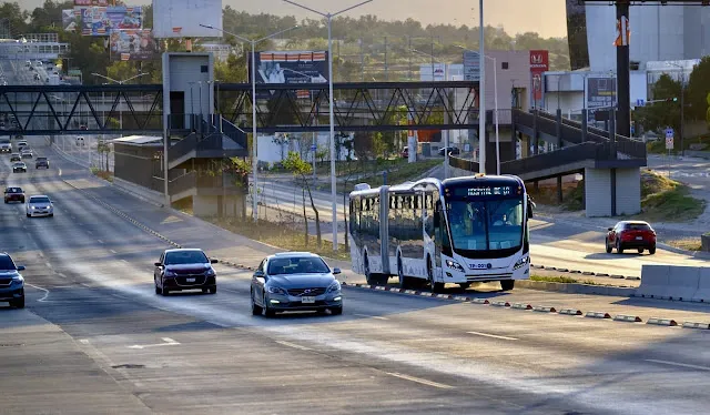 Unidad de Mi Macro Periférico partiendo de la estación Acueducto en Zapopan.