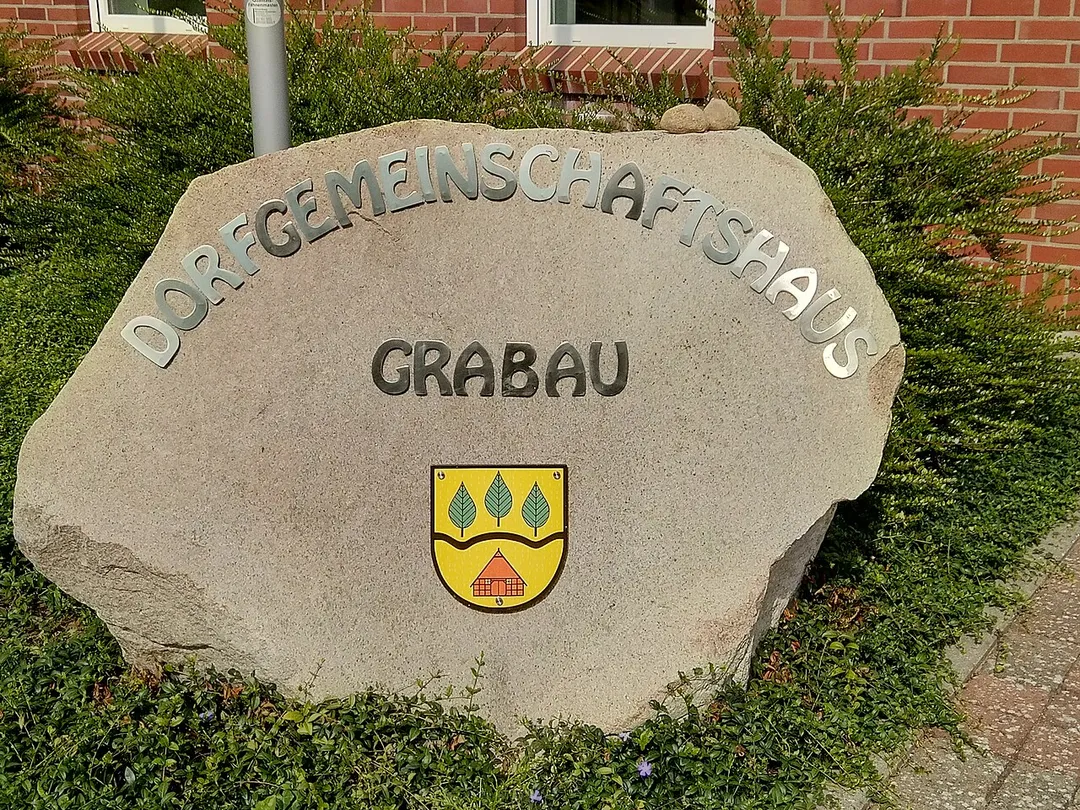 Stein vor Dorfgemeinschaftshaus Grabau (Kreis Herzogtum Lauenburg)