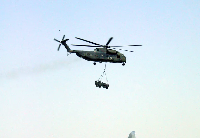 Ein CH-53 Transporthubschrauber des deutschen Heeres bei Vorführungen auf der ILA 2002.