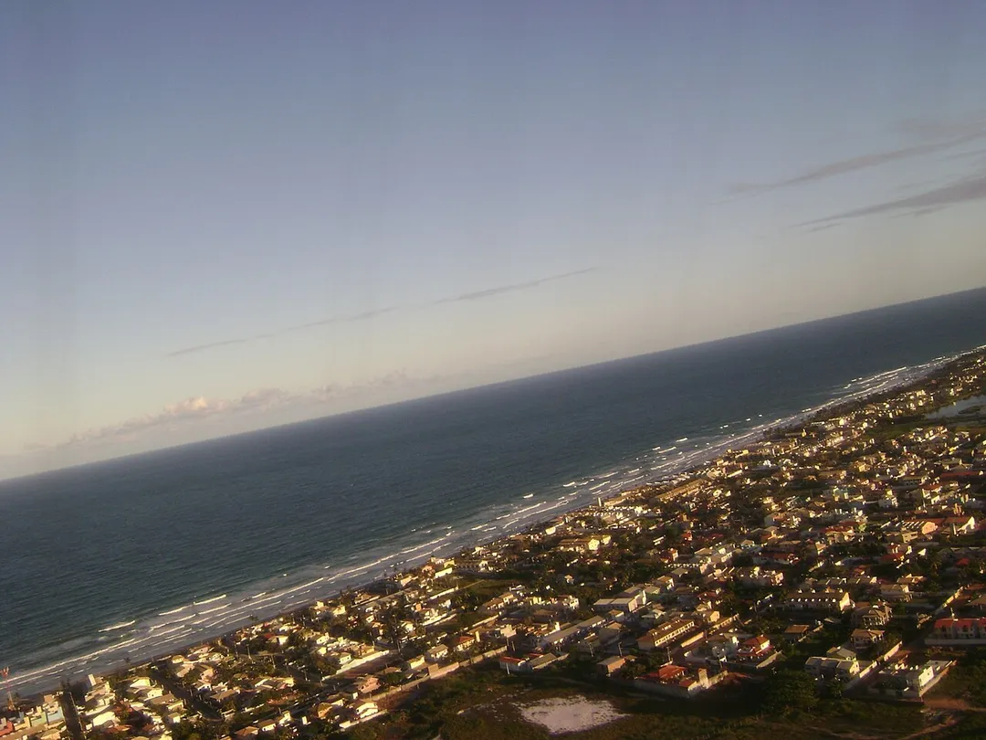 Vista da cidade de Lauro de Freitas (limite com Salvador) da janela de um avião durante um voo entre Salvador (Bahia) e Belo Horizonte (Minas Gerais), no Brasil.
