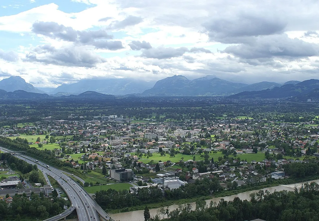 Gemeinde Lauterach mit Blick auf die Schweizer Berge. Im Vordergrund die A14 Rheintalautobahn sowie die Bregenzerache.