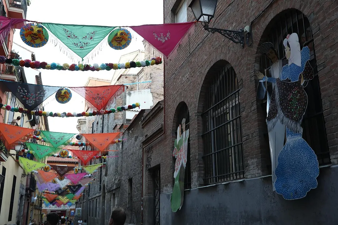 Mañana, miércoles 8 de agosto, comienza la segunda parte de las fiestas del distrito de Centro. En esta ocasión, las fiestas se trasladan a las calles de Argumosa y Salitre, para celebrar San Lorenzo, cuya iglesia se encuentra en la calle del Doctor Piga, 2.