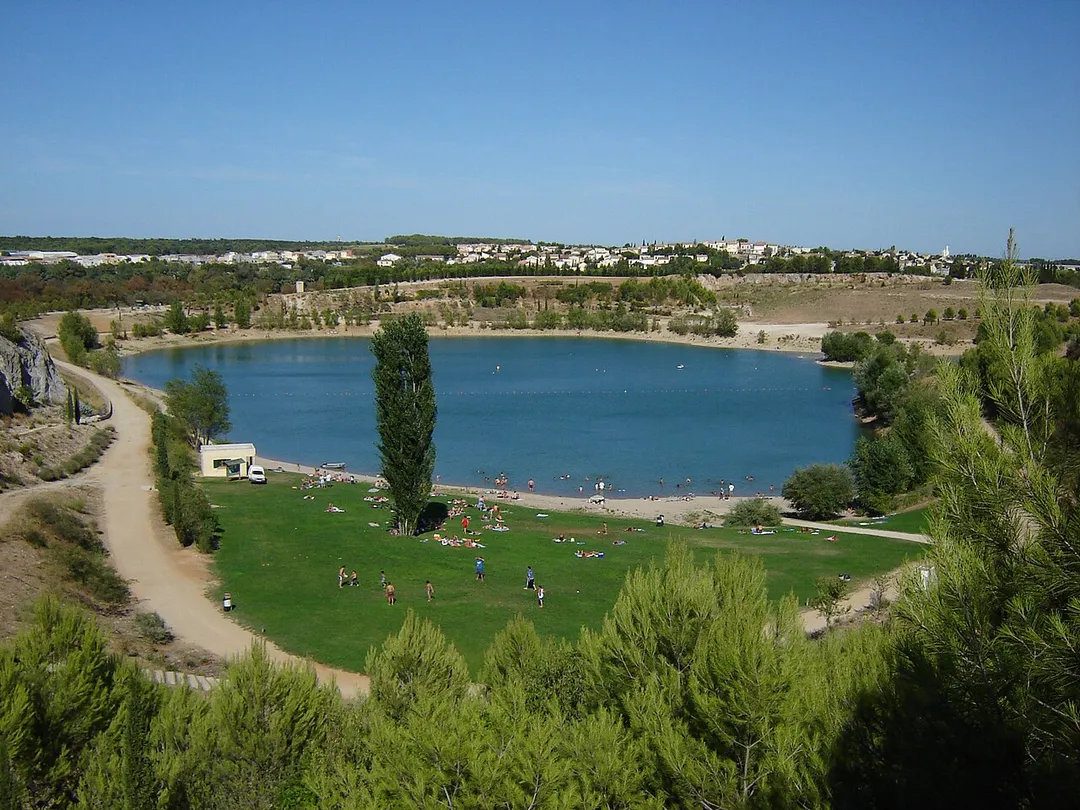 Le lac du Crès en été.