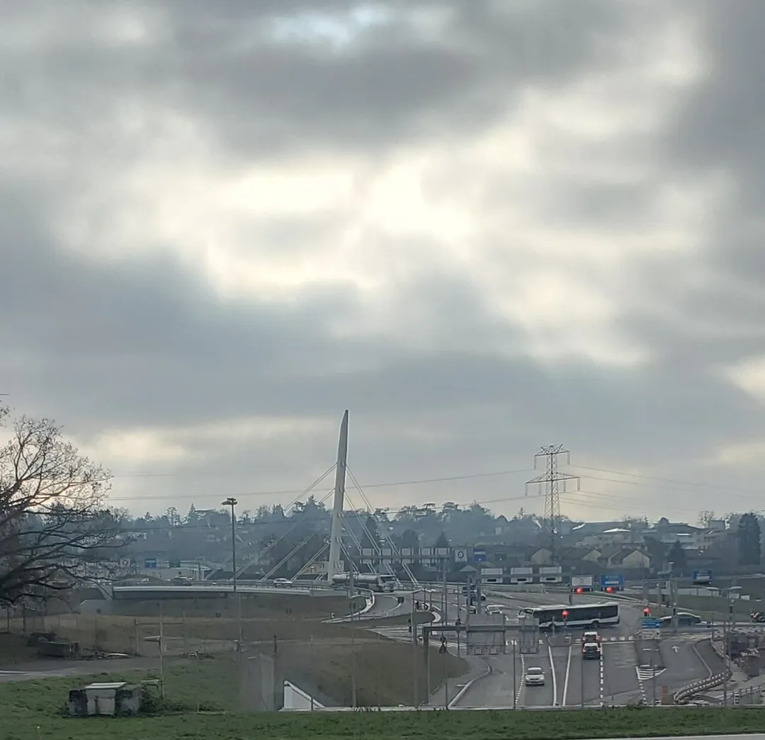 Le pont haubanné à la jonction A1- Grand Saconnex à Genève (Suisse) vu depuis la piste de l'aéroport (càd côté Jura et Ferney)