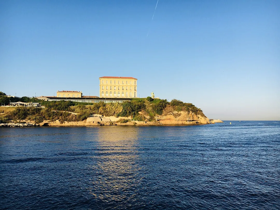 Le Pharo à Marseille, vu de la corniche du Fort St Jean, près du Vieux Port.