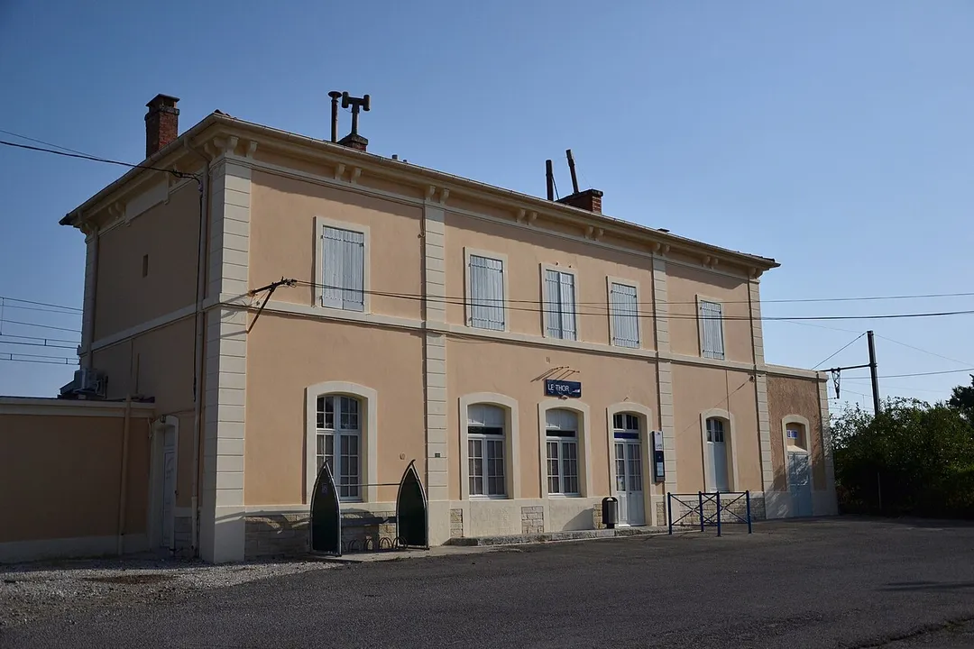 Façade de la gare du Thor