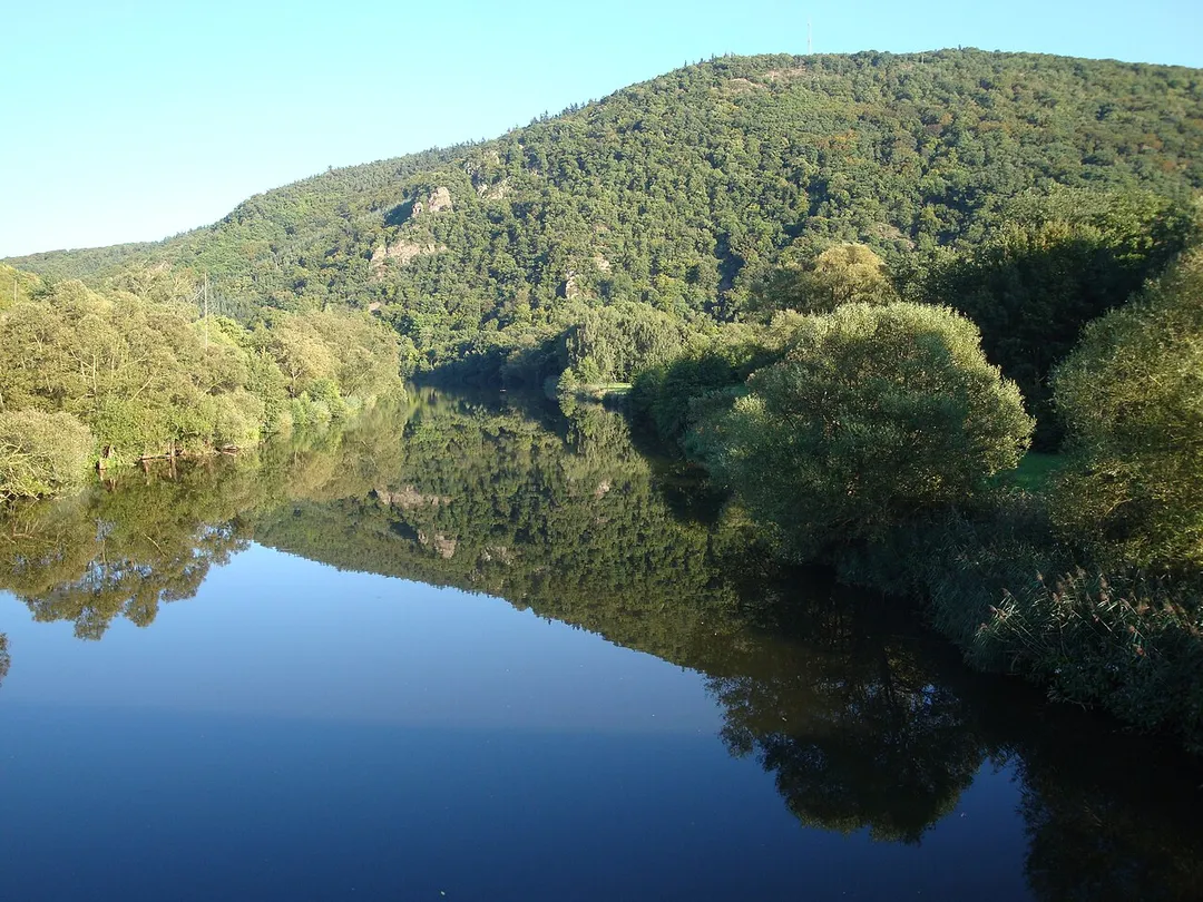 Blick von der Luitpoldbrücke in Oberhausen an der Nahe zur Nordseite des Naturschutzgebiets „Lemberg“ (NSG 7133-067) in Feilbingert