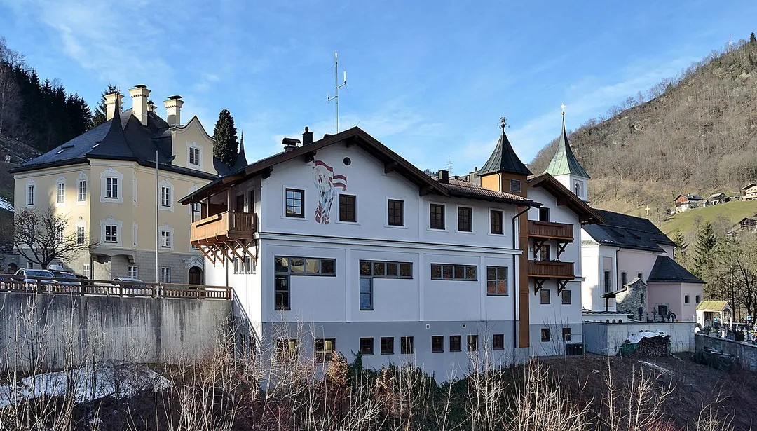 Lend, Salzburg von der Schule über das Tal der Gasteiner Ache gesehen, Verwesschloss, Feuerwehr (Rückseite) und Pfarrkirche.