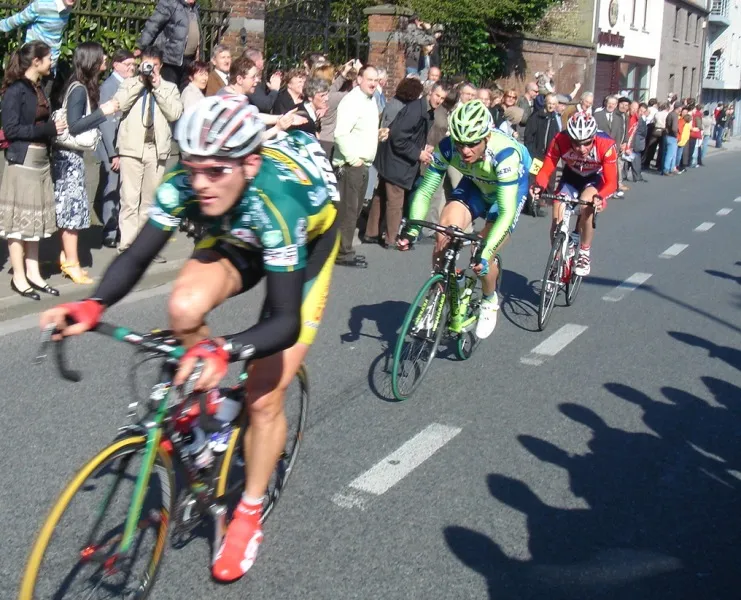 ronde van vlaanderen, doortocht in Lendelede. Jan Kuyckx (landbouwkrediet); Aleksandr Kuschynski (Liquigas); Evert Verbist (Chocolade Jacques - Topsport Vlaanderen)