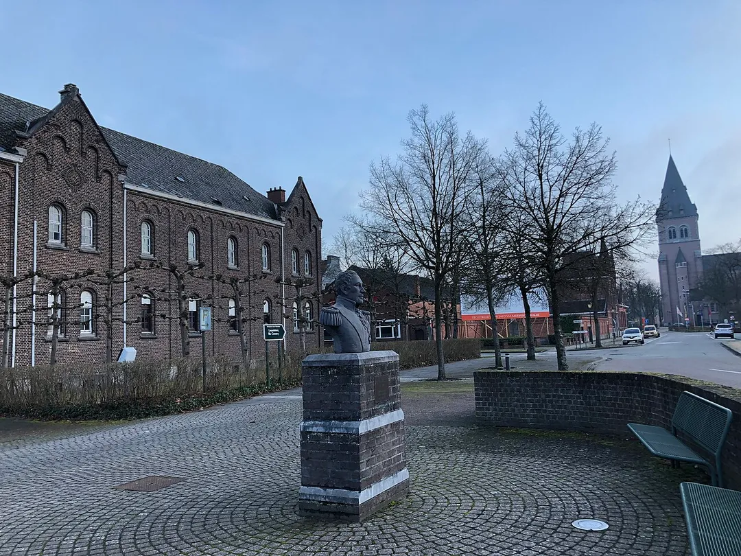Borstbeeld van Koning Leopold I aan het Koning Albert I-plein in Leopoldsburg, in februari 2026.
