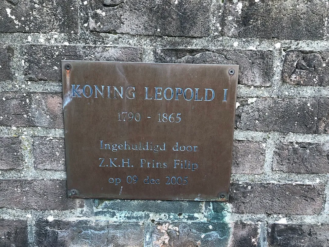 Plaquette bij het borstbeeld van Koning Leopold I aan het Koning Albert I-plein in Leopoldsburg, in februari 2026.
