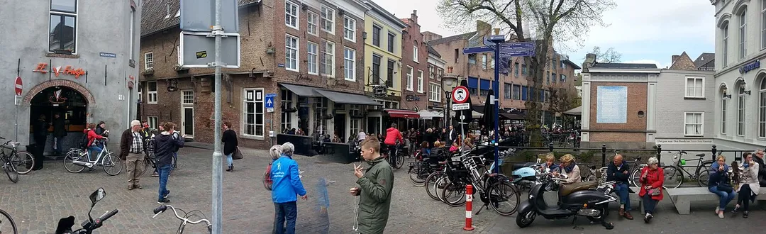 Mensen in de Lepelstrat vlakbij het beeld van Zoete Lieve Gerritje.