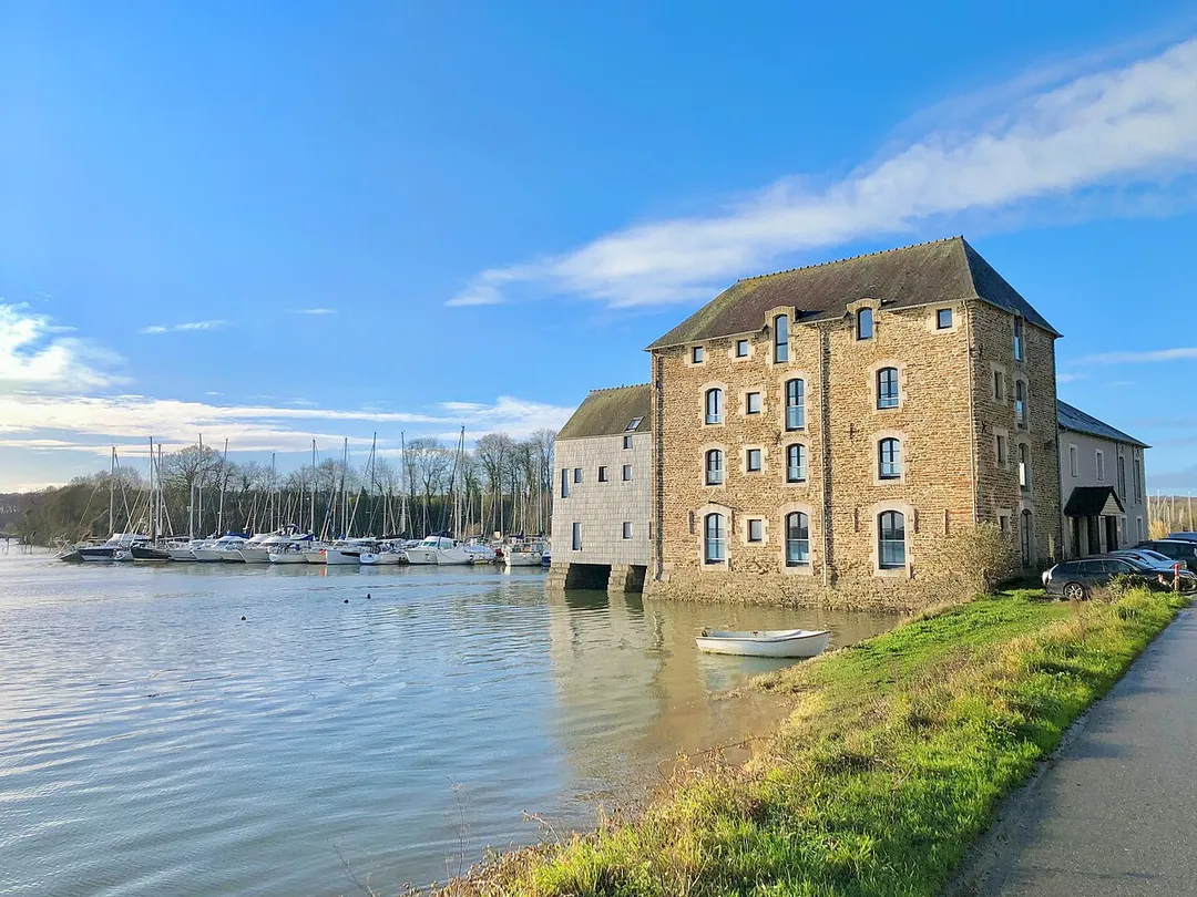 The "Les Moulins" Residence in Plouër-sur-Rance, Côtes d'Armor (Brittany, France). A first wooden mill existed as early as the 15th century. Rebuilt in masonry at the end of the 18th century, the Cale mill ground flour, initially using tidal power and later with electricity from its turbines, until 1970. Later converted into a clothing workshop, the former mill is now an apartment building.
This former tidal mill, a heritage site of the Rance estuary, now houses the "Les Marées de mon Moulin" gîte, certified by "Gîtes de France," with beautiful apartments spread over four floors offering a cozy atmosphere, relaxation, comfort, and breathtaking views of the sea (the Rance estuary).