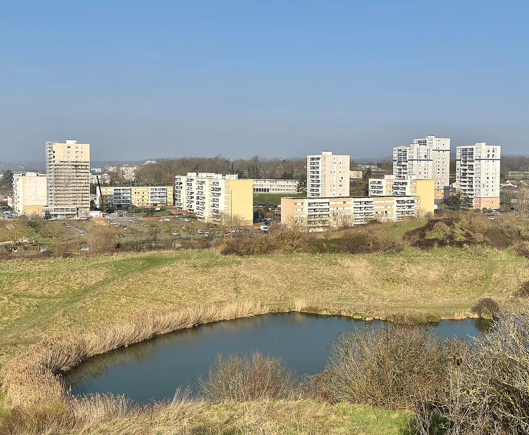 Vue générale sur la partie sud du quartier des Musiciens aux Mureaux (Yvelines) depuis le parc du Sautour en février 2025.