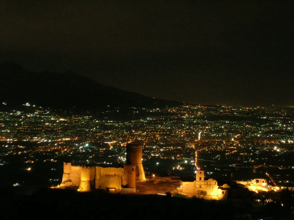 Veduta notturna del castello di Lettere