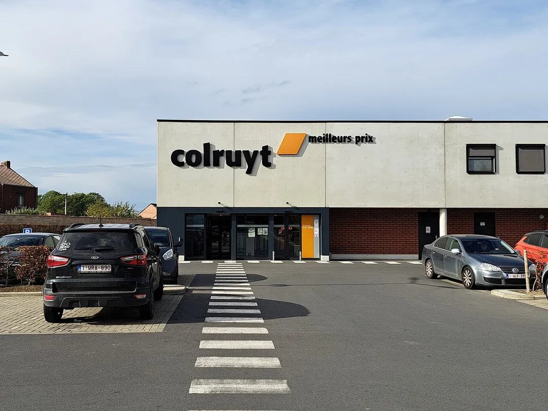 Exterior of the Colruyt supermarket in Épinois (Binche), located before the entrance (?) of Leval-Trahegnies, on national road 90.