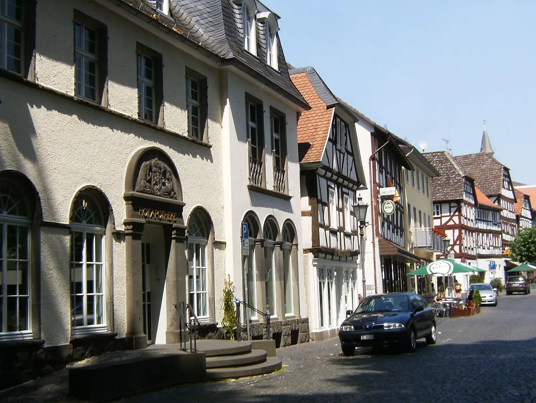 Lich (Hesse), Unterstadt 23, 25 with "Hofapotheke" (Court pharmacy) building and Unterstadt 21 (timber framed house)