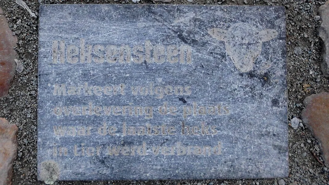 Witch memorial stone, Grote Markt Lier. Inscription: ’According to tradition, marks the place where the last witch was burned in Lier.’ In 2021, replaced by Heksensteen Lier (2021).jpg.