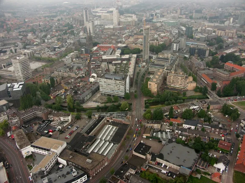 Centrum van Eindhoven vanuit een luchtballon. (8 juli 2005)