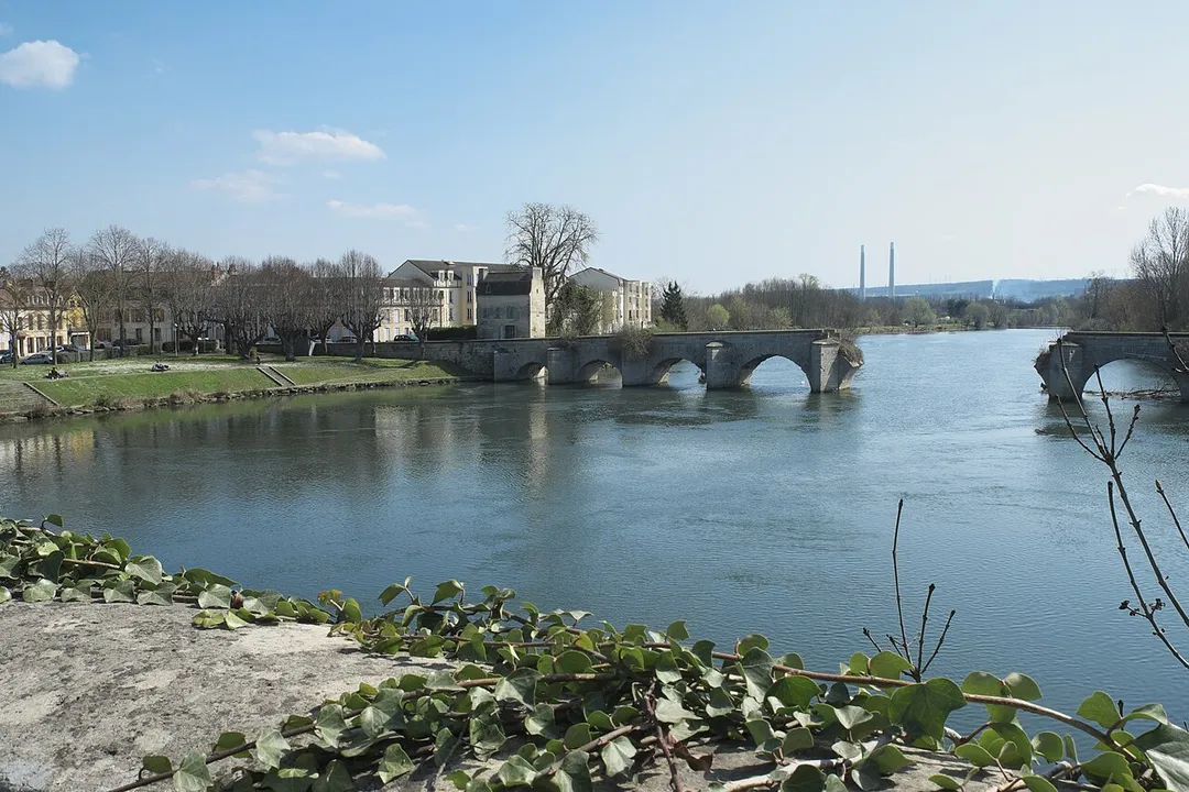 Alte Brücke (Vieux Pont) in Limay im Département Yvelines in der Region Île-de-France in Frankreich