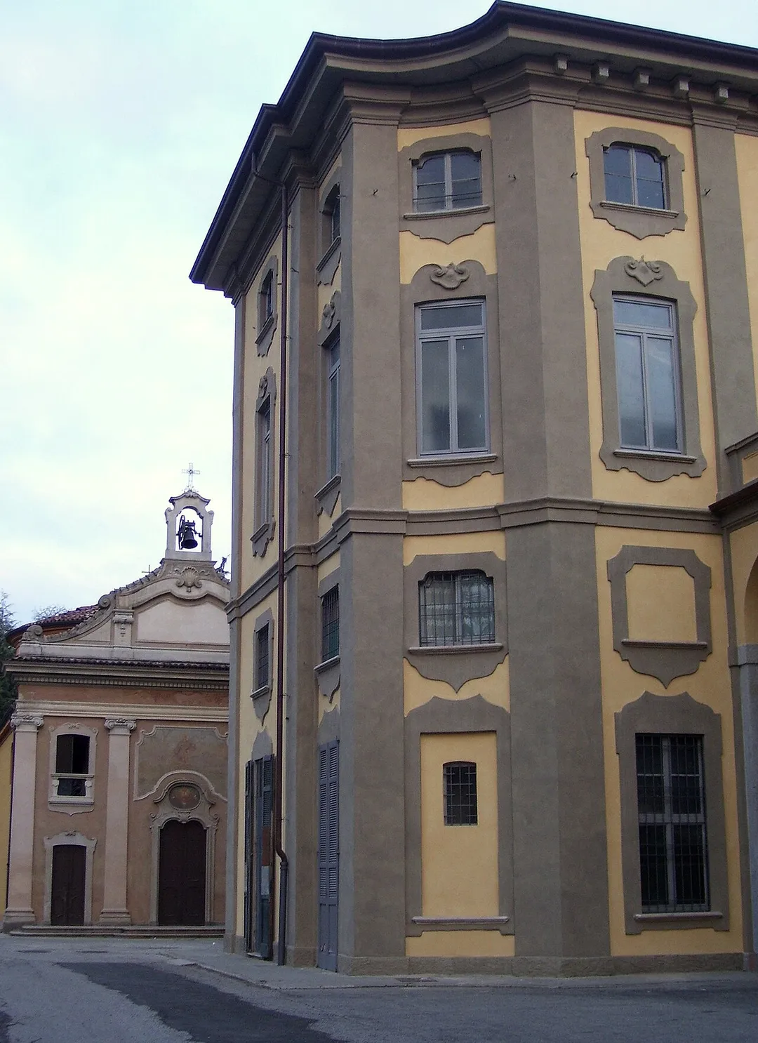 La settecentesca Villa Pusterla (Limbiate) con la facciata della chiesetta di San Fracnesco.