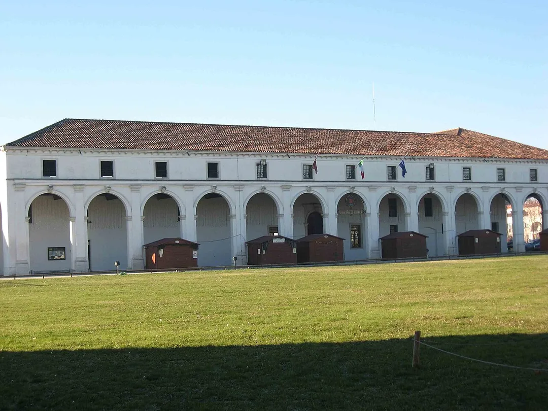 Limena, provincia di Padova: la barchessa della scomparsa Villa Fini, ora sede del Municipio.